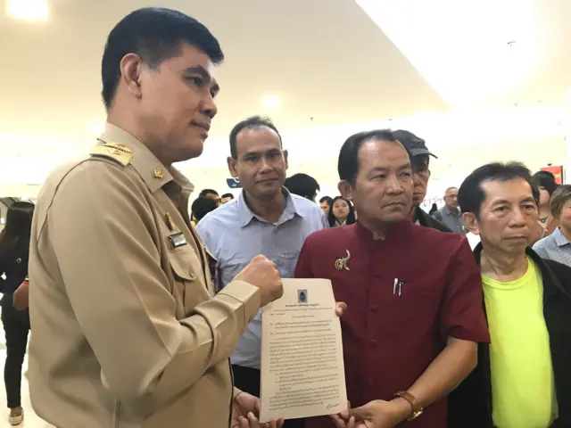 ศรีสุวรรณ จรรยา ยื่นเอกสารให้กกต. ให้พิจารณายุบทษช.