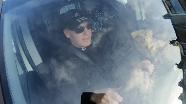 Pastor Mick Fleming en su caravana.