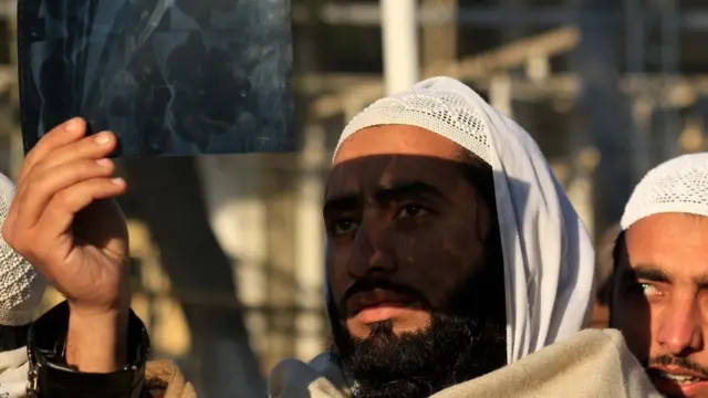 На солнце смотрели и в пакистанском Пешаваре