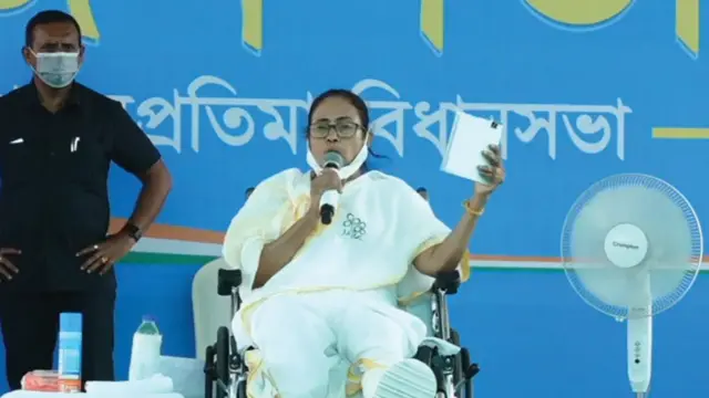 पुरुलिया की एक चुनावी सभा में ममता बनर्जी