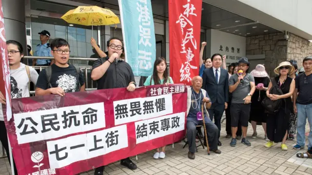 มีนักเคลื่อนไหวทางการเมืองชาวฮ่องกงจำนวนหนึ่งออกมาประท้วงการเดินทางเยือนของผู้นำจีน