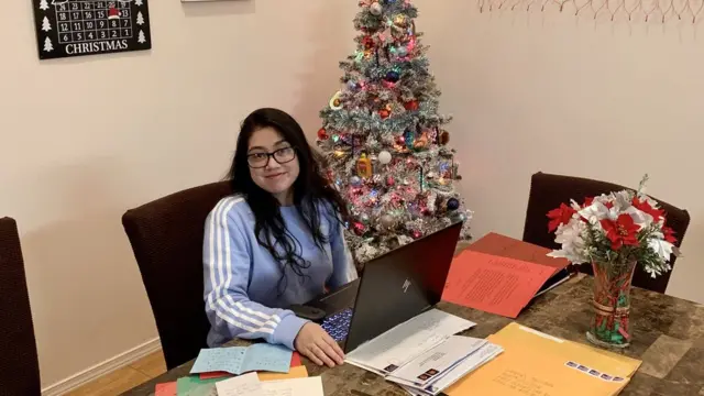 Mitzi responde a cartas endereçadas ao Papai Noel vindasroleta 1xbetvários lugares todo o mundo