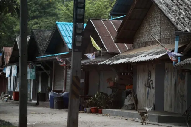 ร้านค้าริมแม่น้ำสาละวิน