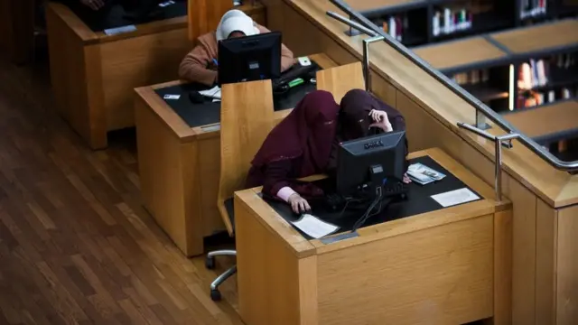 Les experts disent que les services de plagiat atteignent les étudiants par le biais des réseaux sociaux. (Image d'illustration)