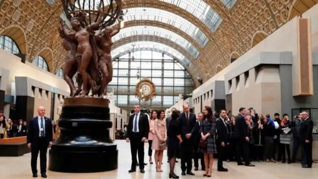 เจ้าหน้าที่ในพิพิธภัณฑ์ให้การต้อนรับทั้งสองพระองค์