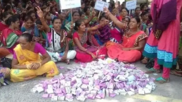 प्रदर्शन करती महिलाएं