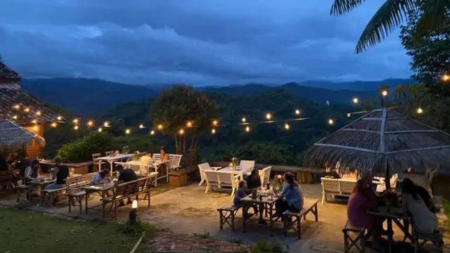 Khách du lịch ăn tối
