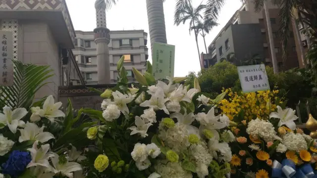 在两岸关系低迷的现在，前海协会副秘书长个人署名致哀的花圈相当地显眼。