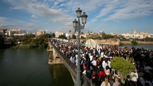Procesión cruzando el puente de Triana