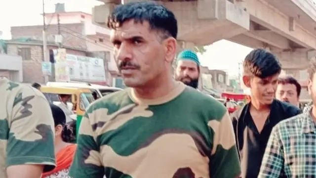 चुनाव प्रचार करते तेज बहादुर यादव