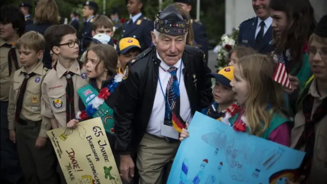"Берлиндин аба көпүрөсүнүн" ардагери Жон Мэйси жана берлиндик балдар. Берлин блокадасынын 65 жылдыгын эскерүү учурунда. 2014-жыл, 12-май.