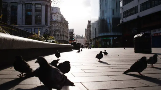 যুক্তরাজ্যে বর্তমান লকডাউন পরিস্থিতি দীর্ঘায়িত করা হতে পারে বলে জানিয়েছেন একজন মন্ত্রী