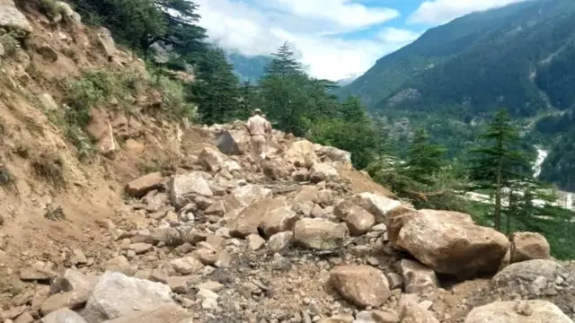 किन्नौर जिल्लामा पहिरो गएपछि उद्धारका लागि सुरक्षाकर्मीहरू परिचालित भएका थिए