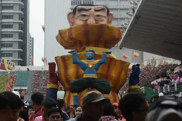 ฟุตบอล ประเพณี จุฬา มธ 72 ล้อการเมือง