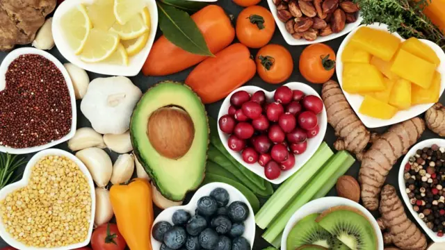 مصرف غذاهای گوناگون باعث می‌شود تا میکروب‌های گوناگونی در شکم ما رشد کنند. این میکروب‌های به هضم غذا می‌کنند