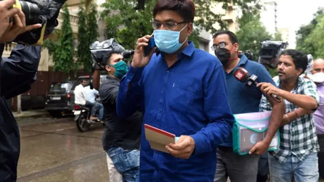 કેસની તપાસ કરવા પહોંચેલી બિહાર પોલીસની ટીમને બળજબરીપૂર્વક ક્વોરૅન્ટીન કરાતા અટકળોને વેગ મળ્યો