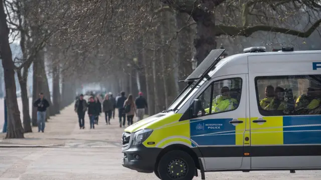 الشرطة البريطانية تنتشر بشكل غير مسبوق في شوارع لندن عقب الهجوم الدامي الذي أودى بأربعة من بينهم منفذ الهجوم في ويستمنستر