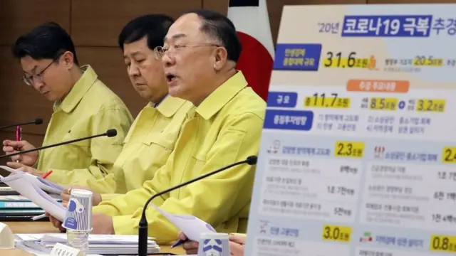 홍남기 경제부총리 겸 기획재정부 장관이 지난 2일 정부세종청사 기재부 브리핑실에서 2020년 추가경정예산안 브리핑을 하고 있다