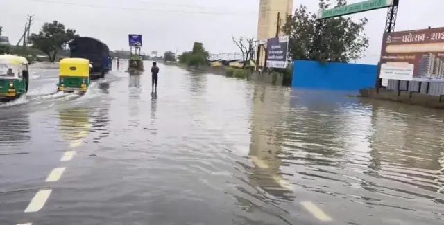 સાણંદ-વીરમગામ હાઈવે પર ભારે વરસાદને કારણે પાણી ભરાઈ ગયાં છે