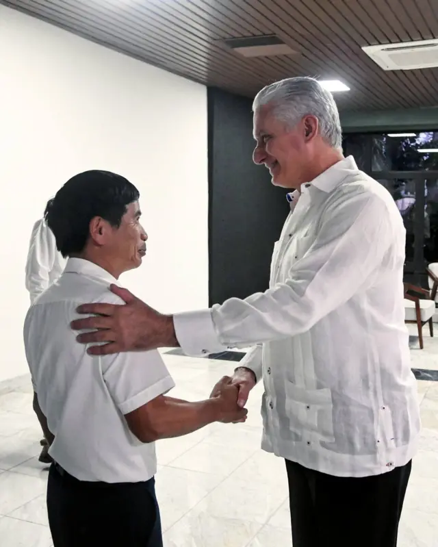 Chủ tịch Cuba Díaz-Canel đã gặp doanh nhân Nguyễn Văn Quang, chủ tịch công ty Agri-VMA, đơn vị đang phát triển các dự án sản xuất lúa gạo tại Los Palacios, Pinar del Río