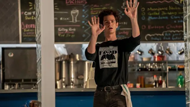 Тасма Бродвей шоуларына шилтемелер менен жык толгон