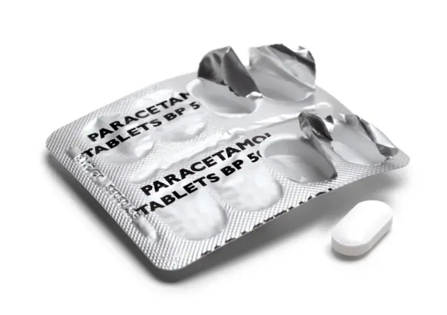 شريط دواء يحتوي على فراغات بعد استخدام بعض الحبوب، مكتوب عليه "Paracetamol Tablets BP 500 mg"، وإلى جانبه حبة بيضاء مستطيلة موضوعة بجانب العبوة المستخدمة جزئيًا.
