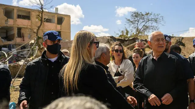 ইরানের হামলায় ক্ষতিগ্রস্ত আরাদ শহর পরিদর্শনে নেতানিয়াহু