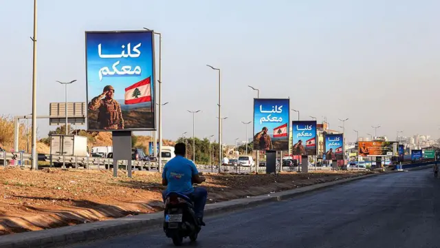 نصب پوسترهایی در حمایت از ارتش لبنان در شهر بیروت در آستانه بررسی طرح ارتش برای خلع سلاح حزبالله