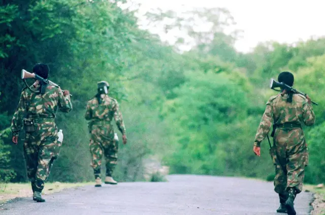 વીરપ્પનને શોઘવા જઇ રહેલા જવાનો 