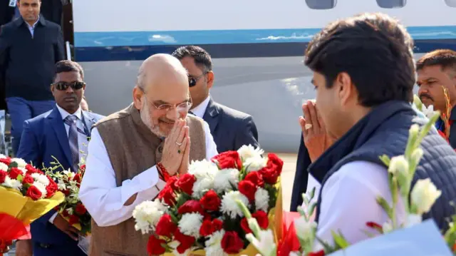 ज्योतिरादित्य सिंधिया केंद्रीय गृह मंत्री अमित शाह का स्वागत करते हुए