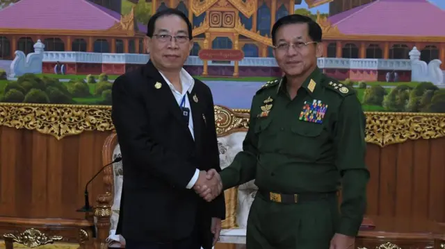 နေပြည်တော် ဗိုလ်ချုပ်မှူးကြီးမင်းအောင်လှိုင်နဲ့ ဗိုလ်ချုပ်ကြီးယွက်စစ် တို့တွေ့ဆုံချိန် (ပုံဟောင်း)
