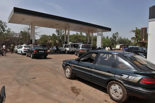 Des véhicules dans une station-service en 2012 à Bamako. (Illustration).