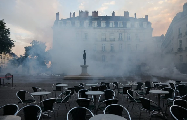 फ्रांस के नांत में भीड़ पर काबू पाने के लिए पुलिस को आंसू गैस के गोले छोड़ने पड़े