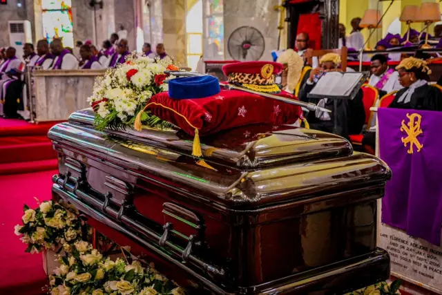 Wọn fi aṣọ iṣẹ awọn ẹsọ alaabo Amotekun ṣe ẹyẹ ikẹyin fun Akeredolu. Ipa kekere kọ ni oloogbe naa ko ninu idasilẹ ileeṣẹ alaabo naa nilẹ Yoruba 