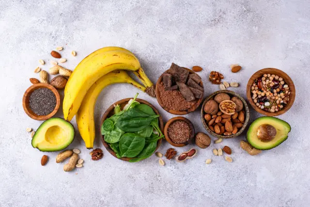 Bir masada görülen magnezyum açısından zengin gıda maddeleri. 