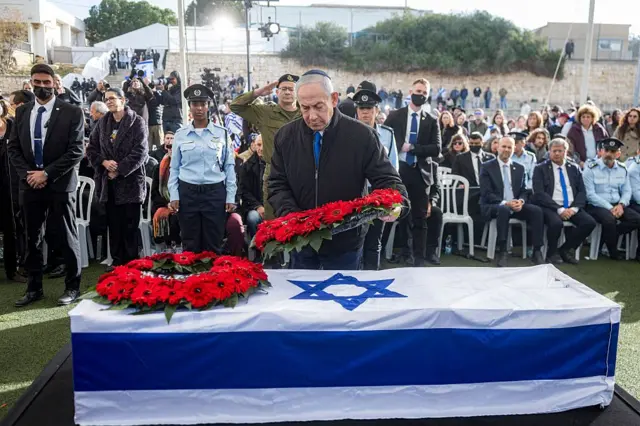 İsrail Başbakanı Binyamin Netanyahu 28 Ocak'ta düzenlenen cenaze töreninde, İsrail'e getirilen İsrailli rehine Ran Gvili'nin tabutuna çelenk koyarken. 