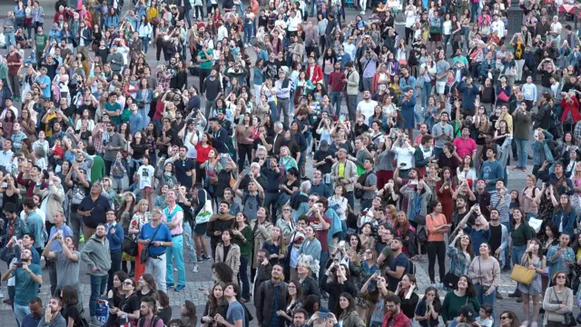 Una multitud en Madrid mira hacia el cielo en espera de la caída de los poemas, mayo 2018
