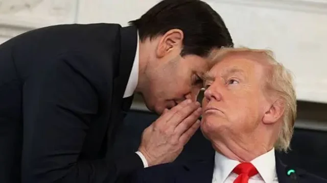 Pesin dey whisper for Trump ear