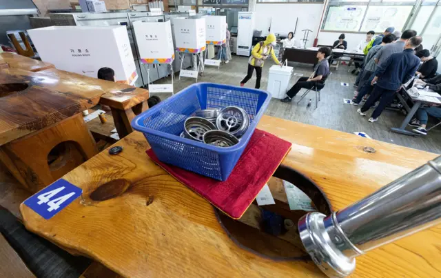 '고기 불판의 열기 대신 투표 열기로' 경기 광명시의 한 음식점에 마련된 소하2동 제4투표소