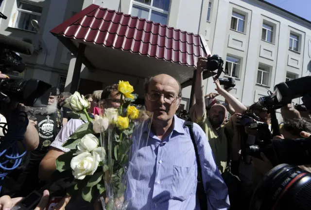 Мужчина с цветами на пороге суда 