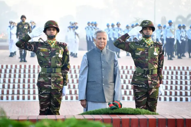 সোমবার ভোরে জাতীয় স্মৃতিসৌধে শ্রদ্ধা জানান প্রধান উপদেষ্টা