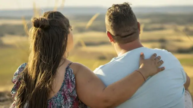 Casal abraçado