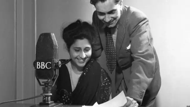 बीबीसी स्टूडियो में बलराज साहनी और दमयंती साहनी.
