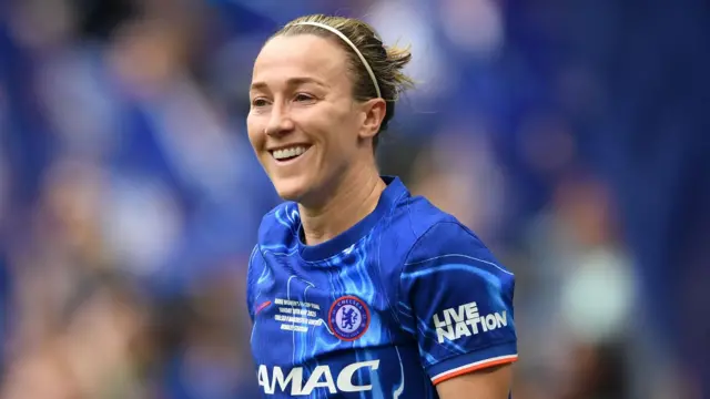 Lucy Bronze dey play for Chelsea for di Women's FA Cup final