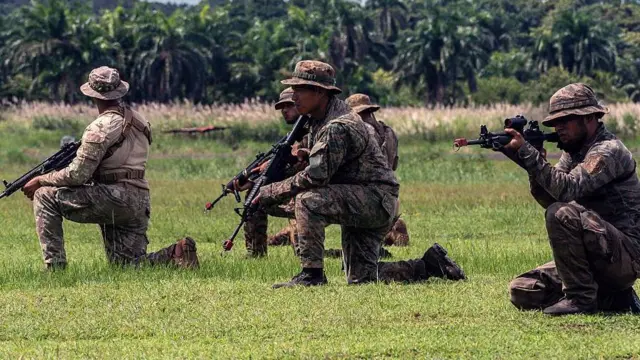 Wasu sojoji na bakin aiki