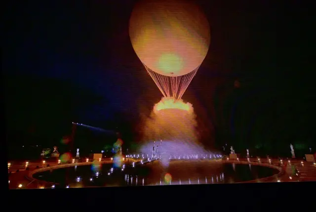 ऑलिंपिक ज्योत एका बलूनच्या रुपात हळू हळू वर उठली