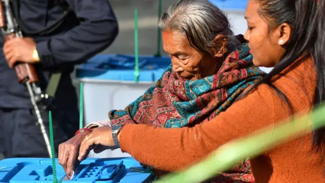 मतदान गर्दै जेष्ठ नागरिक 