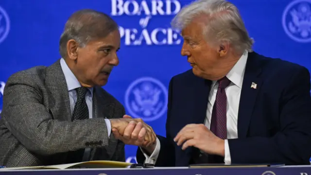 謝里夫(左)與特朗普(右)在瑞士達沃斯世界經濟論壇舉行期間出席「和平委員會」會議,並在主講台上握手(22/1/2026)