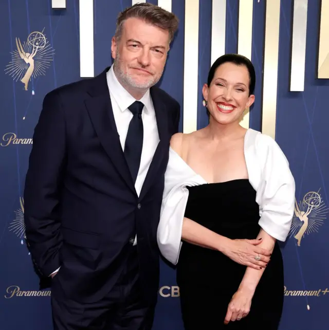 Čarli Bruker iz serije „Crno ogledalo“ i Džesika Rouds, izvršna producentkinja 