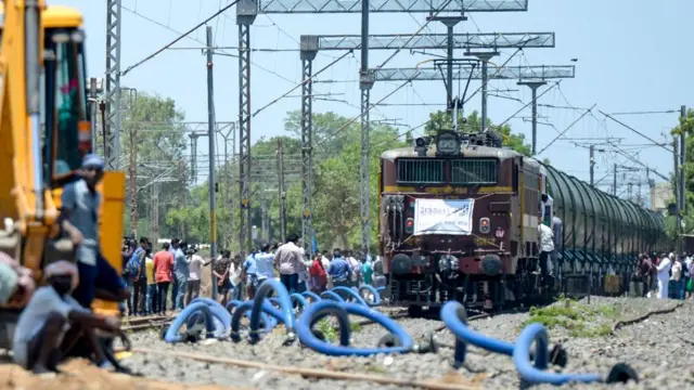 ভারতের চেন্নাই শহরের জল সঙ্কট দূর করতে ট্রেনে করে জল আনতে হচ্ছে।
